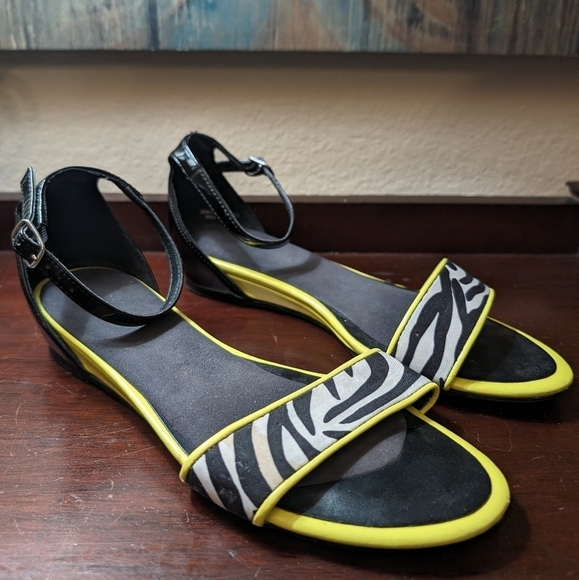 CL by CHINESE LAUNDRY Animal Zebra Print Sandals - Picture 1 of 8